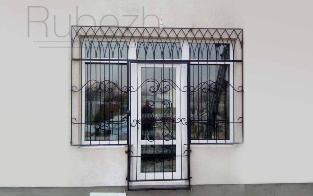 Решетки с открыванием на окна и двери в готическом стиле