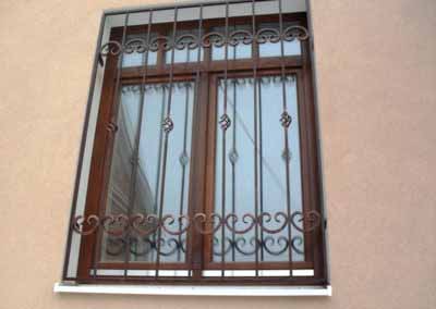 Решетка на окно с фонариками, полукольца.