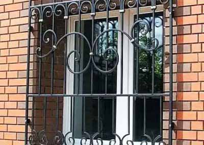 Решетка на окно с элементами ковки 20.03.19