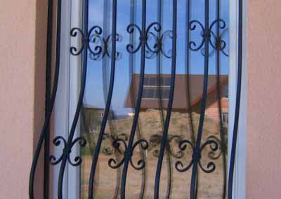 Луковичная решетка на кухонное окно частного дома 08.04.19