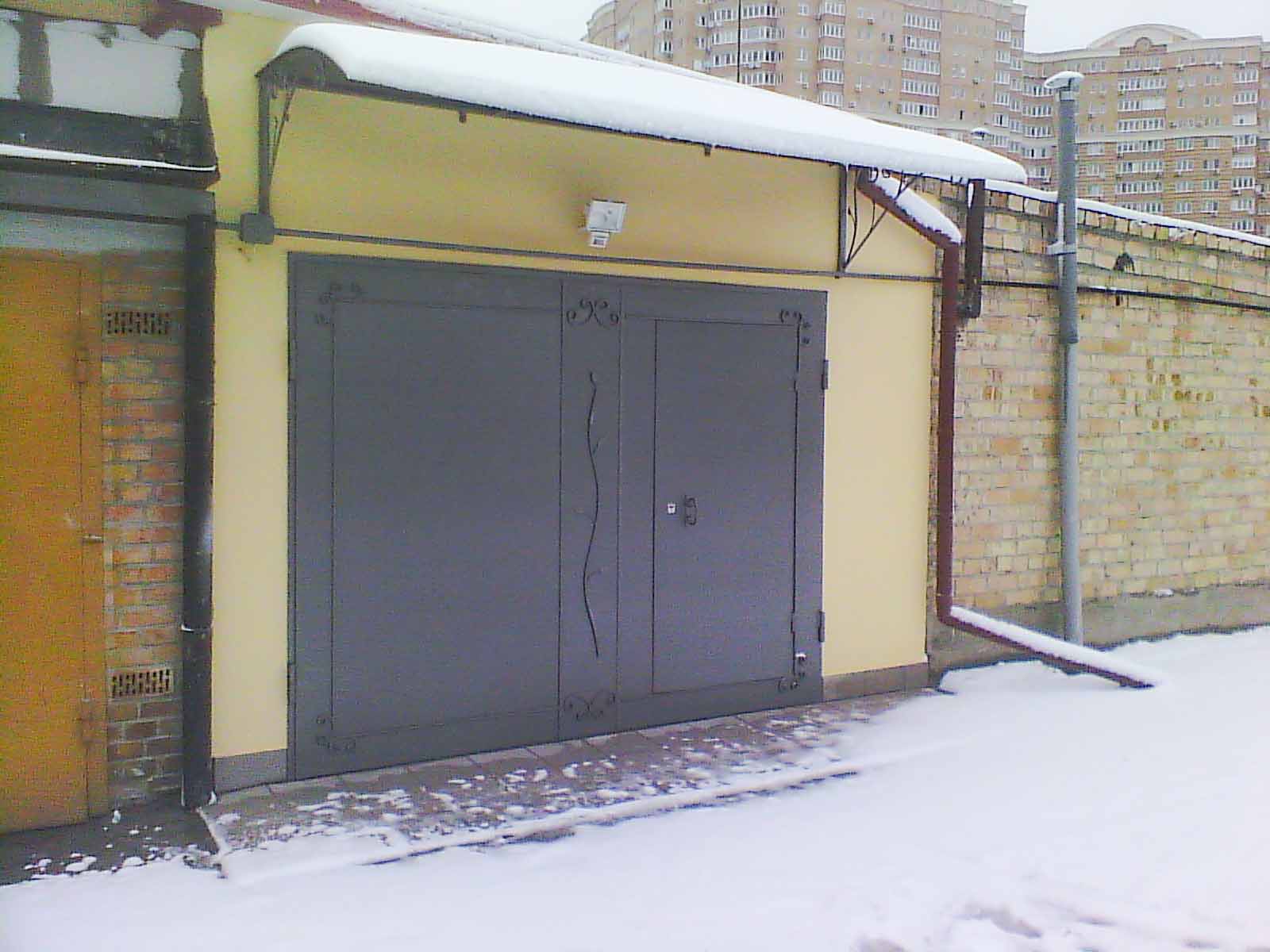 Металлические гаражные ворота с ковкой