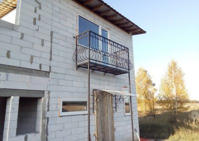 Выступающий балкон для частного дома