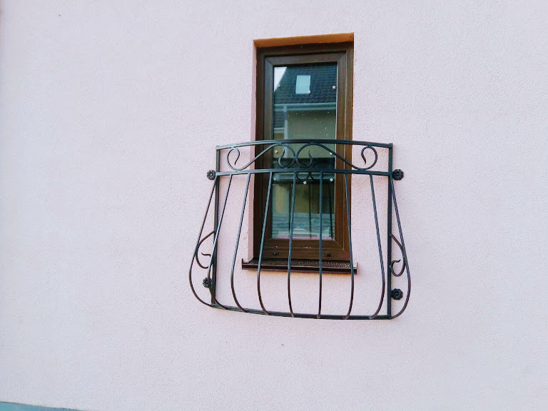 Французский балкончик для маленького окошка от 20.04.21 (артикул 200421)