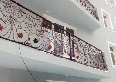 Балкон с художественными кованными перилами от 17.04.21 (артикул 170421)