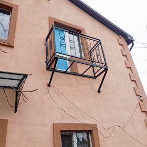 Навесной балкон для частного дома